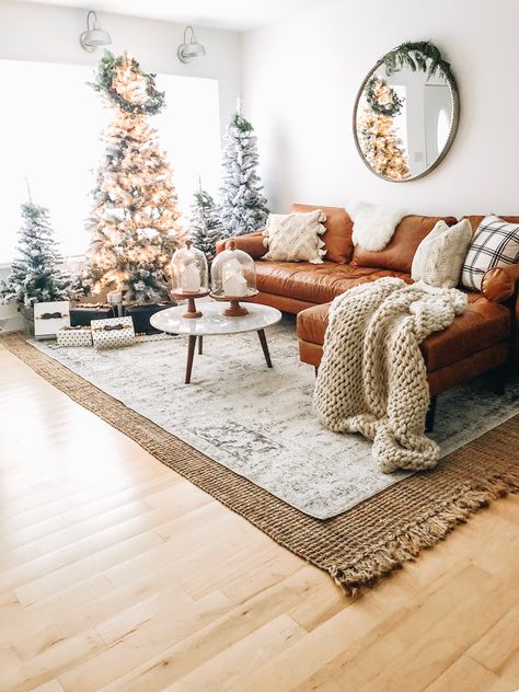 White Christmas Living Room Decor, White Christmas Living Room, Christmas Modern Farmhouse, All White Christmas, Tuscany Home, Poly And Bark, Christmas Living Room Decor, Modern Farmhouse Living, Christmas Living Room