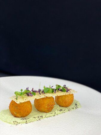 Cheddar Cheese and Potato Croquettes with Parmesan Crisps and hazelnut puree Canapes Ideas Fine Dining, Potato Fine Dining, Christmas Fine Dining, Potato Starters, Fancy Hors D’oeuvres, Fancy Starters, Gourmet Plating, Fusion Sushi, Fine Dining Starters