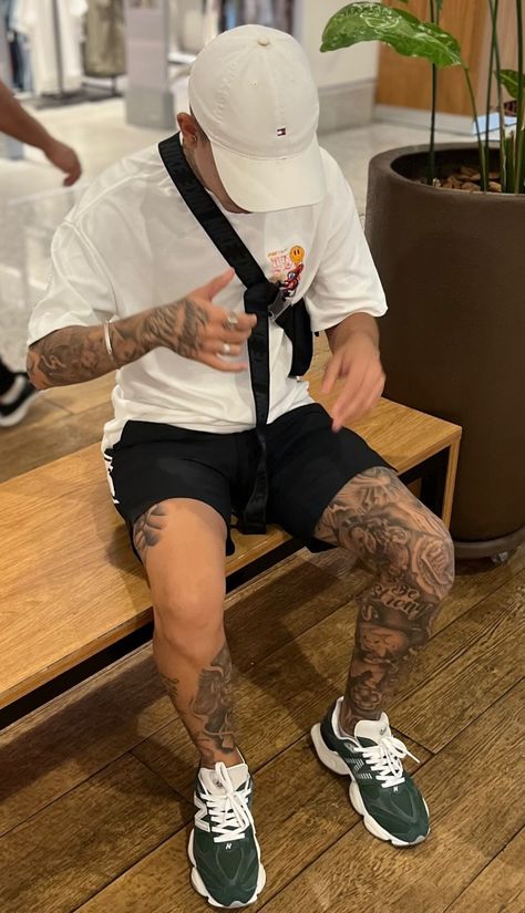 Coachella Outfit Men’s, New York Boy Aesthetic, Chinese Street Fashion Men, Rap Concert Outfit, Sporty Outfits Men, Men Streetwear Fashion, Festival Outfits Men, Street Tattoo, Black Men Street Fashion