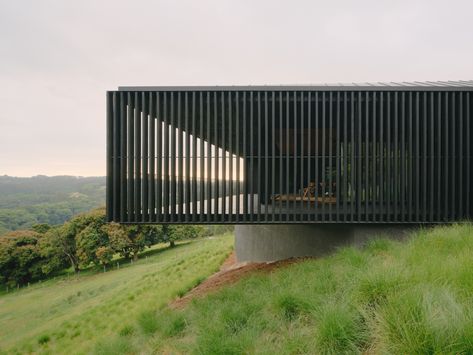 Federal House by Edition Office • Edition Office’s Federal House facilitates a rare co-habitation with the forested landscape and represents a dynamic balance of modern architecture and the purity of nature.  #mountainhomes #amazingarchitecture #remotehomes #homebuilders #architecture #dreamhome #dreamhouse #familyhome #foresthomes #amazinghomes #holidayhomes #vacationhouse #australianhomes Edition Office Architecture, Edition Office, Federal House, Parisian Modern, Tennessee State Parks, Modern Parisian, Family Houses, Modern French Country, Forest Habitat