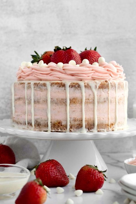 Vanilla Strawberry Cake Recipe, Vanilla Raspberry Cake, Vanilla Strawberry Cake, Strawberry Vanilla Cake, Strawberry Treats, Beauty Cakes, Raspberry Ripple, Bakery Menu, Ganache Recipe