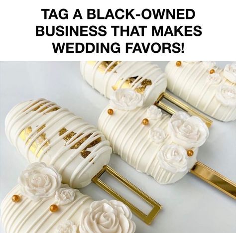 The Black Bachelorette on Instagram: “These cakesicles are a great idea for a wedding favor! Desserts, soaps, candles, jams, bookmarks, luggage tags, plant seeds, and more. Tag…” Cake Cycle Pops, Elegant Cake Pops, Popsicles Cake, Ice Cream Cake Pops, Cake Pop Designs, Gold Dessert, Chocolate Spoons, Wedding Sweets, Chocolate Covered Treats