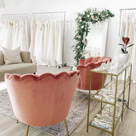 Boutique Seating Area, Bridal Boutique Interior Design, Small Boutique Decor, Salon Suite Decor Ideas, Bridal Shop Interior, Cloth Display, Bridal Shop Ideas, Salon Suite Decor, Bridal Boutique Interior