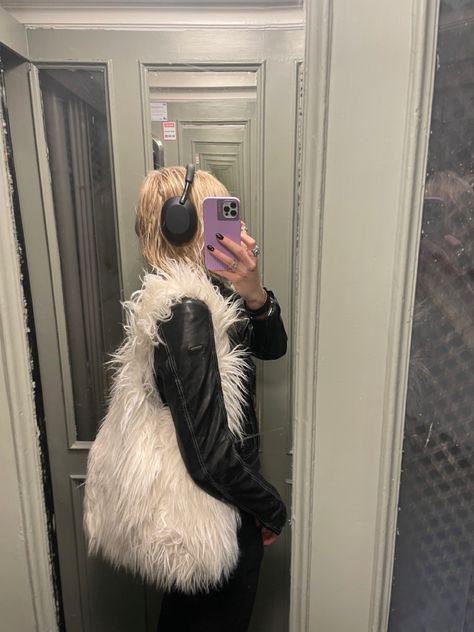 Fur Bag Outfit, Fluffy Purse, Fur Goods, Fluffy Bag, Bag Outfit, Plush Bags, Fur Bag, Technology Fashion, Vintage Purse