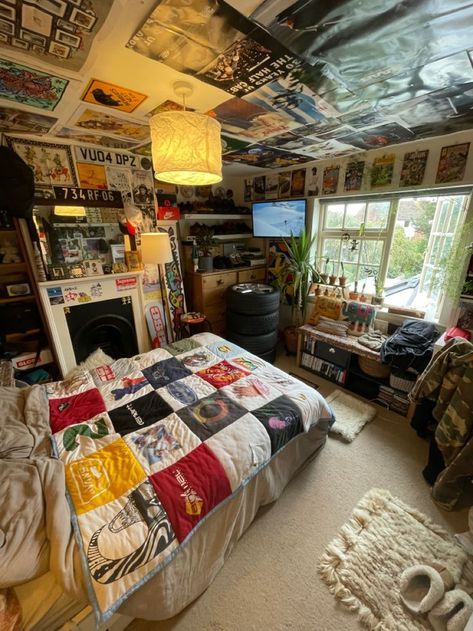 Room Decor Ideas 90s, 90s Style Bedroom Ideas, Cool Unique Room Ideas, Art Dorm Room Ideas, Carpet On Carpet Bedroom Ideas, Skater Rooms Bedrooms, Bedroom Inspirations Four Poster Bed, Trailer Room Ideas, Comic Book Decorations