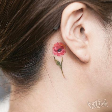 Instagram rests on three pillars: puppies, food, and beautiful tattoos. This compilation is about those incredible tattoos that are almost too cool to believe! Poppy Flower Tattoo, Poppy Tattoo, Tato Henna, Small Rose Tattoo, Poppies Tattoo, Tattoos For Women Flowers, Tattoos For Women Half Sleeve, Best Tattoos For Women, Waves Tattoo