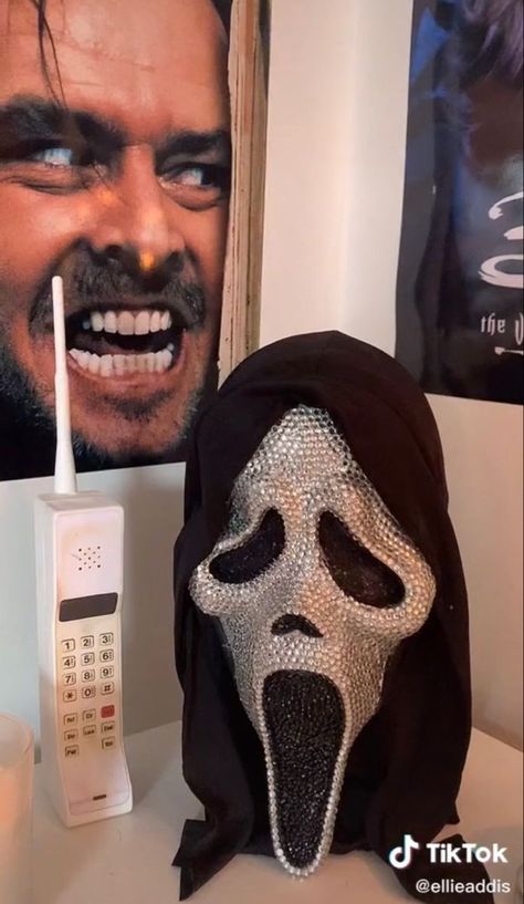 Ghostface Bedroom, Horror Room Ideas Home Decor, Scream Room Ideas, Horror Bedroom Decor, Scream Themed Bedrooms, Ghostface Room Decor, Horror Movie Room Ideas, Horror Movie Themed Room, Scream Room Decor