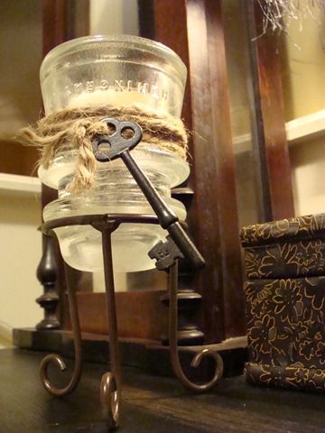 Old Insulator...re-purposed into a tea light candle holder...wrapped with twine and a skeleton key. Insulator Crafts, Insulator Ideas, Electric Insulators, Industrial Lights, Old Keys, Glass Insulators, Deco Originale, Repurposed Items, Repurposed Vintage