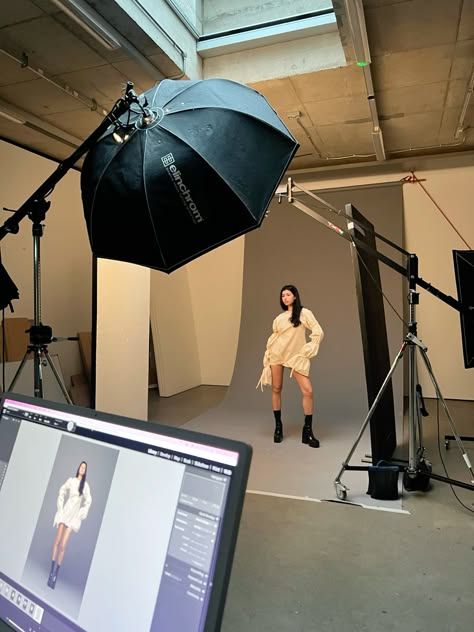 Fashion Jobs Aesthetic, Photoshoot Room Setup, Fashion Photoshoot Behind The Scenes, Creative Director Photoshoot, Photoshoot Concept Women, Modeling Aesthetic Photoshoot, Fashion Marketing Aesthetic, Photoshoot Concepts Studio, Photoshoot Setup