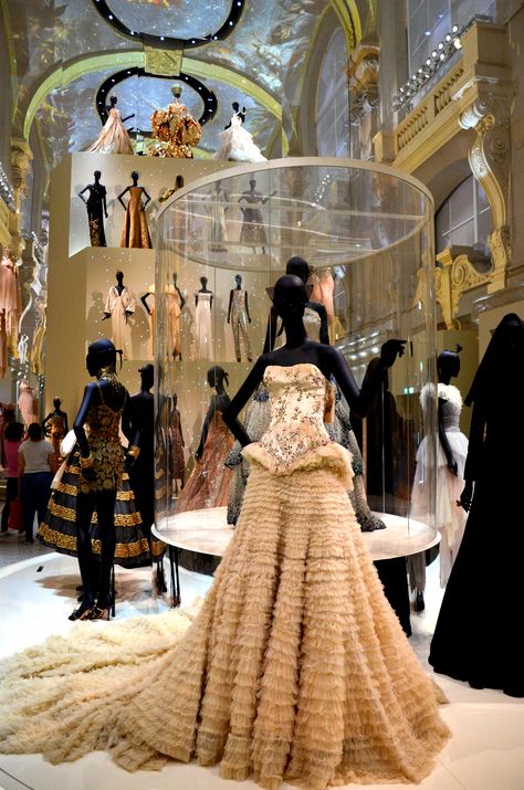 Christian DIOR, une exposition sur 70 ans  de Haute Couture au musée des Arts décoratifs de Paris, août 2017 - Photo Hervé Leyrit. Dior New Look, Dior Dresses, Classic Hollywood Glamour, Haute Couture Paris, Mode Chanel, Christian Dior Haute Couture, Dior Haute Couture, Christian Dior Couture, Dior Fashion