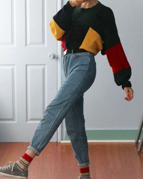 10 Different Ways To Style Mom Jeans Comfortable Winter Outfits, Fashion Tag, 90s Outfit, Fashion Photography Poses, Lady Fashion, Street Fashion Photography, Mother Denim, Fashion 2020, Grunge Fashion