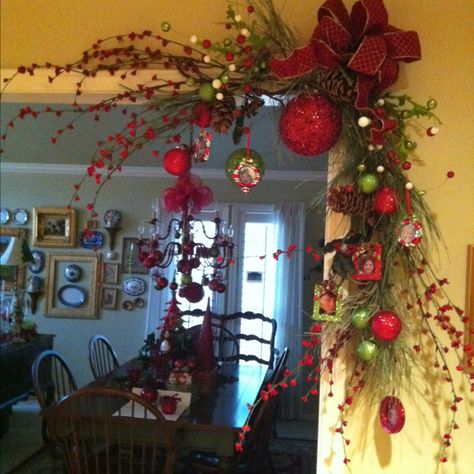 Door frame decoration - well done! Corner Deco, Christmas Tablescape, Indoor Christmas, Primitive Christmas, Noel Christmas, Christmas Deco, Xmas Crafts, Christmas Joy, Christmas Inspiration