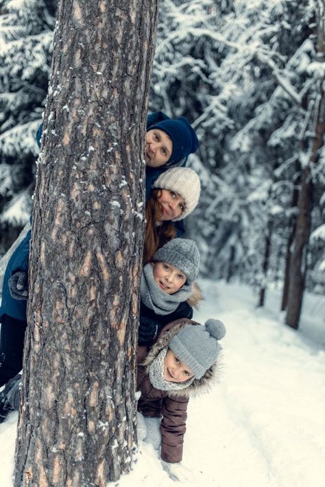 Snow Family Pictures, Winter Portraits Photography, Winter Snow Photography, Winter Family Photoshoot, Couple Photography Winter, Winter Family Photography, Group Picture Poses, Snow Photoshoot, Winter Family Photos