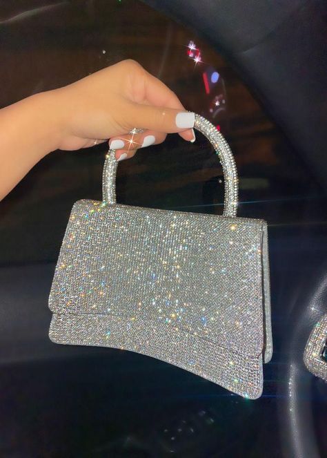 Silver Prom Purse, Silver Bag Prom, Silver Bag Aesthetic, Rhinestone Dress Birthday, Silver Prom Bag, Handbag Trends 2023, Handbags For Prom, Bags For Prom, Fancy Bags Purses