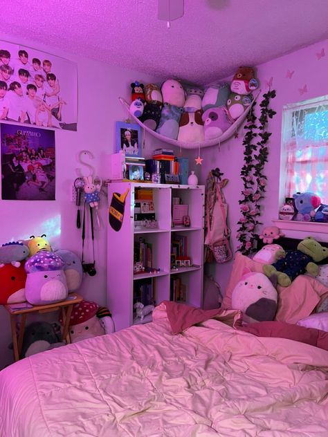 Squishmallows Bedroom Aesthetic, Squishmallow Net Storage, Squishmallows Shelf, Squishmallow Bedroom Aesthetic, Squishmallow Setup Ideas, Squishmallow Bedroom Ideas, Squishmallows Aesthetic Room, Bedroom Squishmallow, Squishmallow Room Ideas