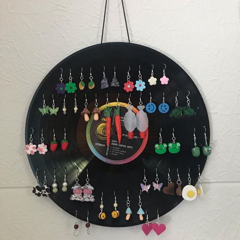 Vinyl Record Jewelry Holder, Vinyl Earring Holder, Record Earring Holder, Vinyl Painting, Vinyl Paintings, Library Decor, Earring Holder, Easy Diy Art, Fun Diy Crafts