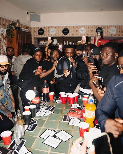 Throwback to last week’s BoohooMAN x Headie One Launch Party at Stomrzy’s House Party! We turned the already kitted out venue into an old schools house party with customized games, personalised props, fun branding and photo-op mimicking the campaign. @boohoomanofficial @headieone @thehouse.party 📸 by @amzyobr #BoohooMAN #headieone #LaunchParty #houseparty #DesignAgency #CreativeProduction #Experiential #Branding #Events #IRL 2000 House Party, Halloween Party Black People, R&b Party, House Party Photoshoot, Black House Party, 90s House Party Aesthetic, Boiler Room Party, House Party Photography, Hotel Room Party