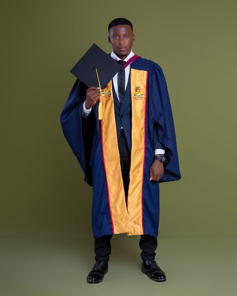 Graduation Poses For Men, Men’s Graduation Photoshoot, Men Graduation Poses, Men Graduation Pictures, Convocation Outfit Graduation, Convocation Outfit, Men Graduation Outfit, Male Graduation, Graduation Photography Poses