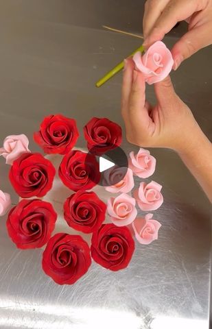 Gumpaste Flowers Tutorial, Fondant Rose Tutorial, Gum Paste Flowers Cake, Gum Paste Flowers Tutorials, Sugar Paste Flowers, Fondant Flower Tutorial, Fondant Rose, Gumpaste Flowers, Rose Tutorial