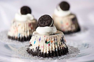 Oreo Ice Cream Cake | mini ice cream cakes | Cute Everything Oreo Treats, Oreo Ice Cream Cake, Tartlets Recipe, Oreo Ice Cream, Ice Cream Cake Recipe, Easy Ice Cream, Holiday Dessert Recipes, Chocolate Sandwich, Chocolate Sandwich Cookies