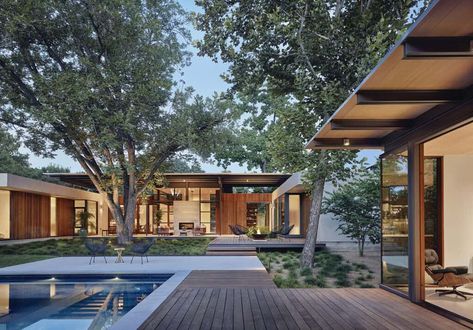 Striking urban oasis in Austin designed to encourage indoor-outdoor living House Canopy, Elevated Home, Austin Homes, American Architecture, Casa Exterior, Architecture Awards, Urban Oasis, Austin Design, Indoor Outdoor Living