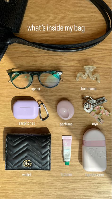 Daily Essentials Women, Daily Backpack Essentials, Small Purse Essentials Everyday, Small Bag Essentials, Minimalist Bag Essentials, Daily Bag Essentials, University Bag Essentials, Small Purse Essentials, College Bag Essentials