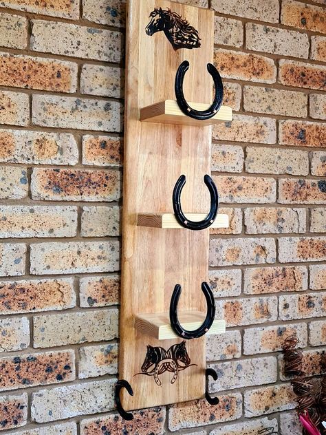 Country Western Decor, Recycled Kitchen, Horseshoe Crafts Projects, Cowboy Crafts, Ranch House Decor, Horseshoe Projects, Western Crafts, Bathroom Floor Plans, Horseshoe Decor