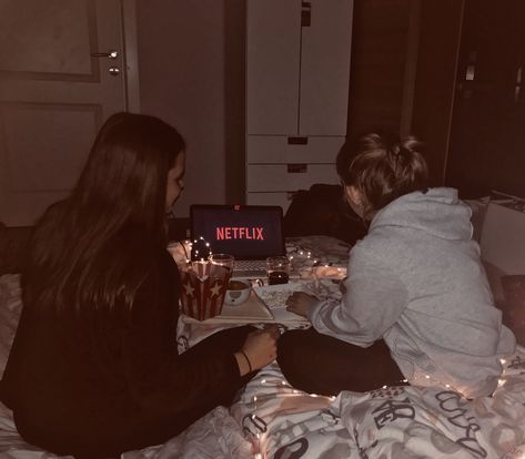 Netflix and chill Movie Couch, Movie Night For Kids, Harley And Joker Love, Girls Cuddling, Top Tv Shows, Iptv Subscription, Tv Documentary, Watch Live Tv, Netflix And Chill