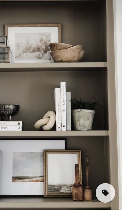 Shelf Decor Living Room, Styling Shelves, Bookcase Decor, Hal Decor, Living Room Shelves, Bookshelf Decor, Decoration Inspiration, Living Room Inspo, Book Shelf