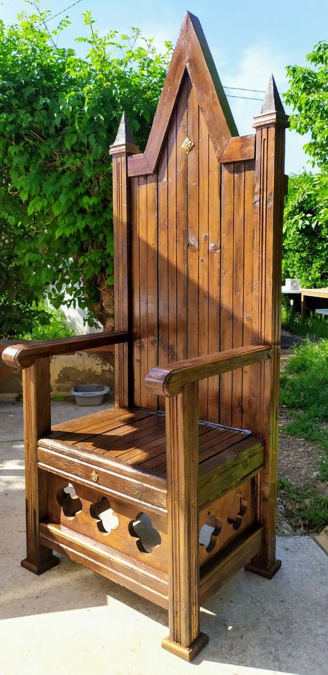 Medieval wooden throne Wooden Throne Chair, Medieval Throne Room, Medieval Office, Viking Throne, Throne Ideas, Medieval Throne, Medieval Chair, Viking Furniture, Wooden Throne