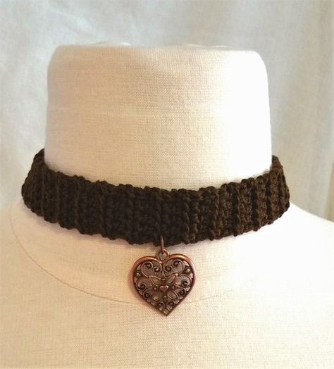 Crochet And Jewelry, Crochet Necklace Holder, Crochet Choker Free Pattern, Brown Crochet Ideas, Crochet Choker Pattern, Crochet Accessories Jewelry, Knitted Choker, Knit Choker, Thread Choker