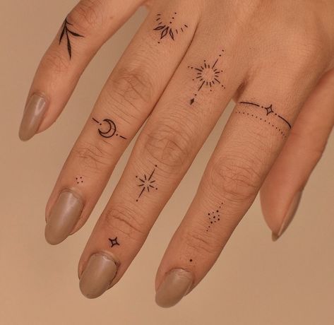 Sun Finger Tattoo, Tato Minimal, Small Finger Tattoos, Finger Tattoo For Women, Finger Tats, Tato Henna, Hand And Finger Tattoos, Pretty Hand Tattoos, Finger Tattoo Designs