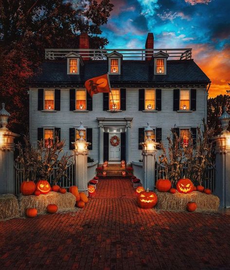 Colonial Mansion, Photo Halloween, Halloween Decor Diy, Diy Halloween Decor, Halloween Tattoo, Autumn Scenery, Cabin In The Woods, Fall Halloween Decor, Halloween Movies