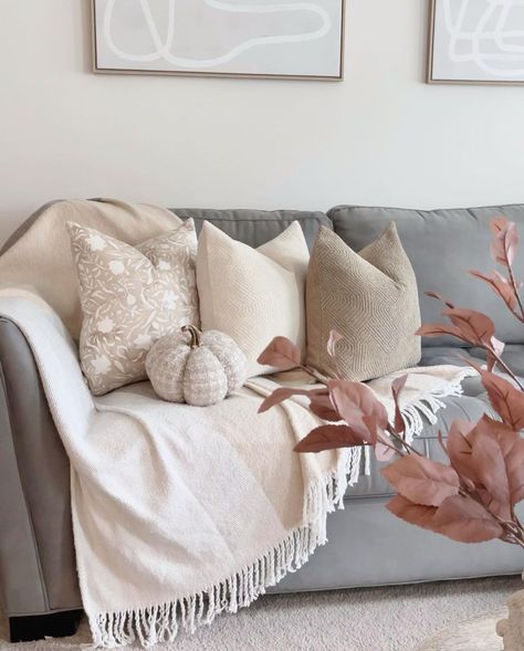 SAVE FOR INSPO 🍂🍁 Little by little making the transition from summer to autumn. 🍂🍁✨ I just added khaki pillows, changed the stems and add… | Instagram Sofa Table Decor, Gray Couch, Summer To Autumn, Gray Sectional, Neutral Fall Decor, Throw Pillows Living Room, Interior Design Photography, To Autumn, I Pick