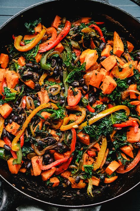 This versatile black bean, kale and sweet potato skillet full of southwestern flavors is a family favorite vegan dish, perfect for breakfast, dinner or any meal in between. Sweet Potato Skillet Recipes, Sweet Potato Recipes Roasted, Potato Skillet, Cooking Curry, Sweet Potato Skillet, Sweet Potato Kale, Skillet Potatoes, Sweet Potato Black Beans, Kale Recipes