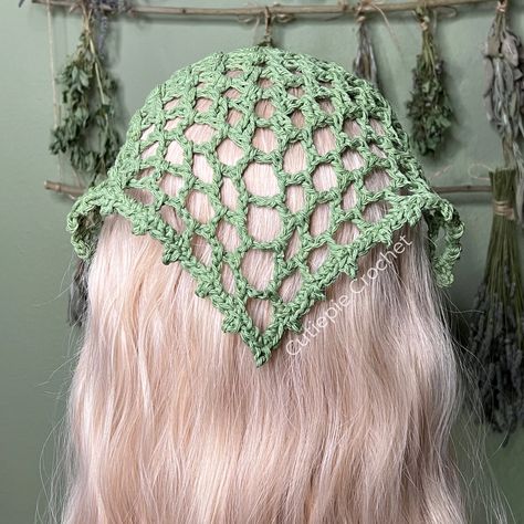 Gradient Granny Kerchief Kerchief Hair, Hair Scarf, Chunky Crochet, Easy Crochet Patterns, Scarf Hairstyles, Easy Crochet, Crochet Pattern, Diy And Crafts, Crochet Patterns