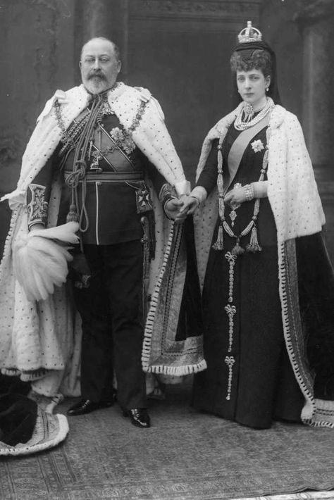 Princess Alexandra Of Denmark, Royal Family Portrait, Young Queen Elizabeth, Alexandra Of Denmark, King Edward Vii, Queen Alexandra, John Brown, British Royal Families, King Edward