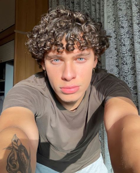 Riccardo Montabone, 2c Hair, Long Curly Hair Men, Men's Curly Hairstyles, Men Haircut Curly Hair, Cute White Guys, Corte De Cabelo Masculino, Wavy Curly Hair, Curly Hair Men