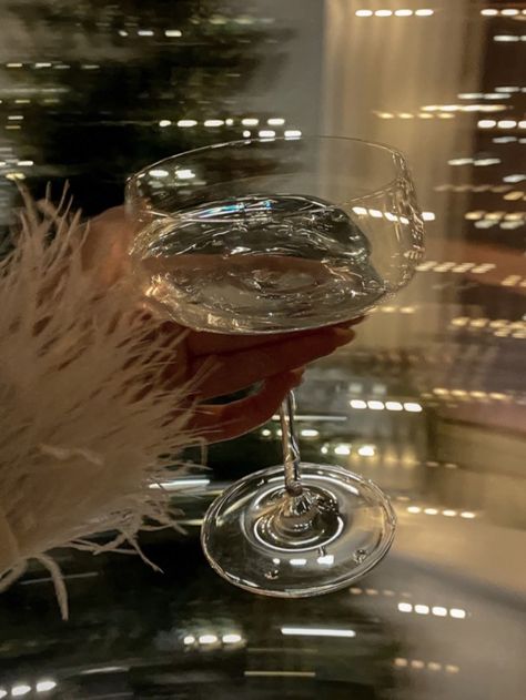 Glam Christmas Aesthetic, Nye Photos, Fancy Cocktail Glasses, New Years Aesthetic, Champagne Coupe Glasses, Fancy Cocktails, Christmas Phone Wallpaper, Countdown To Christmas, Christmas Feeling