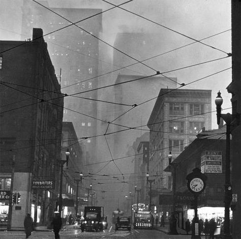 Corner of Liberty and Fifth Avenues at 8:38 AM in Pittsburg in 1940 Ap Environmental Science, Pennsylvania History, Pittsburgh City, Steel City, Pittsburgh Pennsylvania, We Are The World, Environmental Science, Air Pollution, Pittsburgh Pa