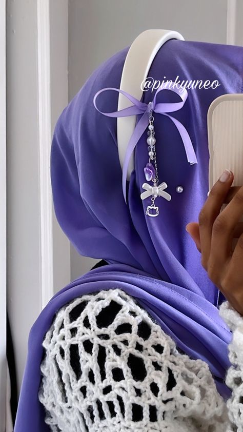 Bow Hijab Style, Hijab Decoration Ideas, Hijab Accessories Jewellery, Cute Hijab Accessories, Hijab With Accessories, Bow On Hijab, Hijab Ribbon, Coquette Hijab, Hijab Outfit Aesthetic