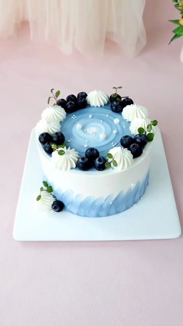 Birthday Cake With Blueberries, Blueberry Cake Designs, Simple Blue And White Cake, Blueberry Cake Decoration Ideas, 2023 Cake Design, Blueberry Cake Design, Blue Color Cake, Blueberry Cake Decoration, Blueberry Birthday Cake