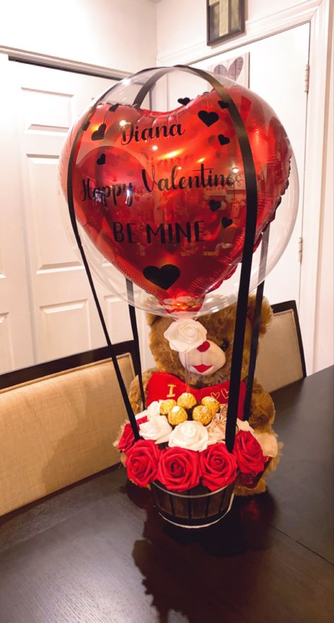 Bobo balloon with red roses 25th Wedding Anniversary Quotes, Valentines Balloons Bouquet, Bobo Balloon, Balloon Bouquet Diy, Valentines Day Baskets, Valentine Gift Baskets, Valentines Balloons, Birthday Bouquet, Balloon Arrangements