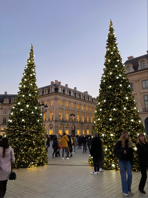 Best Christmas Destinations, Paris In December, France Winter, Paris Christmas, Paris Winter, Christmas Destinations, France Aesthetic, Christmas In Europe, Europe Aesthetic