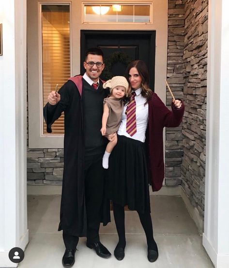 42 Awesome Family Halloween Costumes That You'll Want to Try - Just Simply Mom Costume Halloween Famille, Matching Family Halloween Costumes, Harry Potter Costumes, Family Themed Halloween Costumes, First Halloween Costumes, Newborn Halloween Costumes, Halloween Costumes For Family, Costume Carnaval, Themed Halloween Costumes