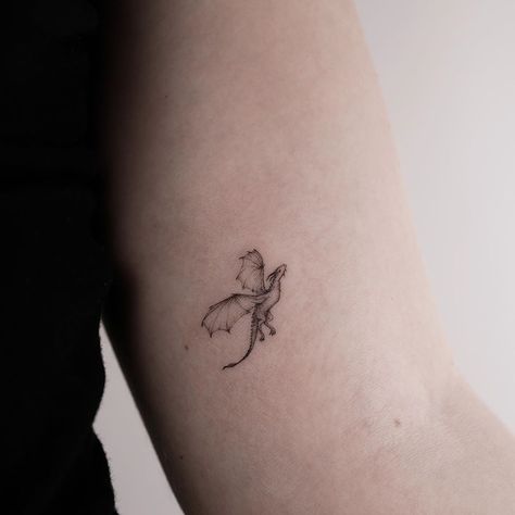 Dragon Tattoo Minimal, Dragon Tattoo Got, Baby Dragon Tattoos, Cute Dragon Tattoo, Targaryen Tattoo, Small Dragon Tattoos, Small Dragon, Bookish Tattoos, Small Girly Tattoos