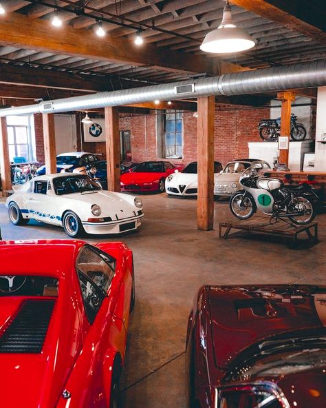 Santiago And Chloe, Vintage Car Garage, Classic Car Garage, Garage Design Interior, Motorcycle Events, Ultimate Garage, Dream Car Garage, Luxury Garage, Drifting Cars