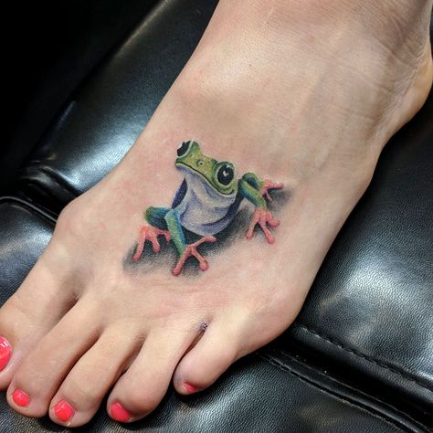 Cute tree frog tattoo done by Emi Lee Hollinger #treefrog #treefrogtattoo #tagtheqc #criticalpowersupply #davenportiowa #cheyenne_tattooequipment #iowatattoos #midwesttattoo #eternalink Tree Frog Tattoos, Frog Tattoo, Petit Tattoo, Red Eyed Tree Frog, Tattoo Pictures, Frog Tattoos, Tree Tattoo Designs, Geniale Tattoos, Red Tattoos