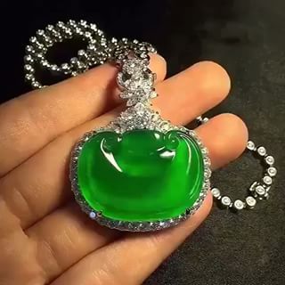 Jadeite Jewelry, Cluster Jewelry, Imperial Jade, Verde Jade, Simple Diamonds, Jade Jewelry, Green Jade, Jade Green, Schmuck Design