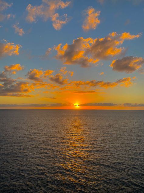 Sun Setting Over Ocean, Sky With Sun And Clouds, Sun Set Aesthetic Beach, Sun Set Clouds Sky, Sun Set Ocean, Sun Setting Aesthetic, Sunset Reference Photo, Sun Set Drawing, Blue And Yellow Sunset